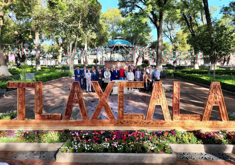 Devela Ayuntamiento de Tlaxcala letras monumentales esculpidas en madera
