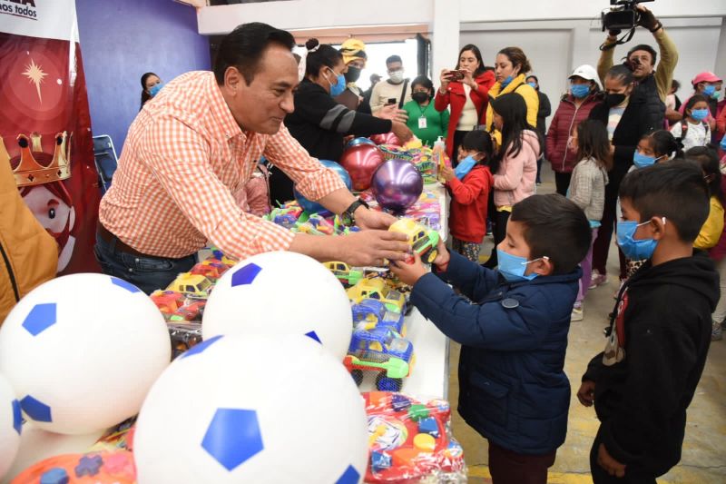 Celebra Jorge Corichi el Día de Reyes con niñas y niños de la Capital